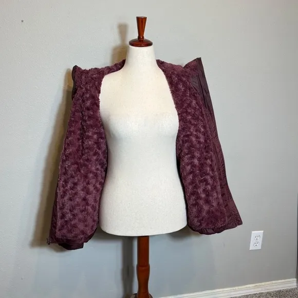 Columbia maroon quilted and faux fur lined jacket with faux fur lined hood Sz XL