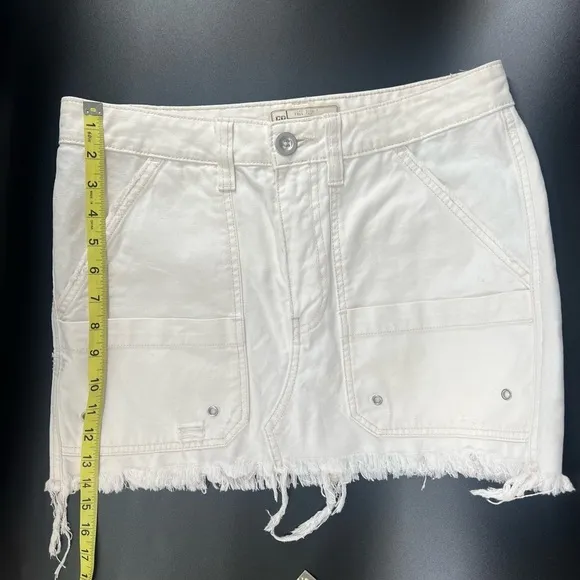 Free People White Cargo Distressed Mini Skirt With Pockets Raw Hem Size 27