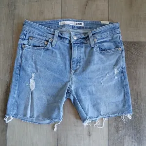 Lovers   Friends Distressed Raw cutoff denim short. Size 26