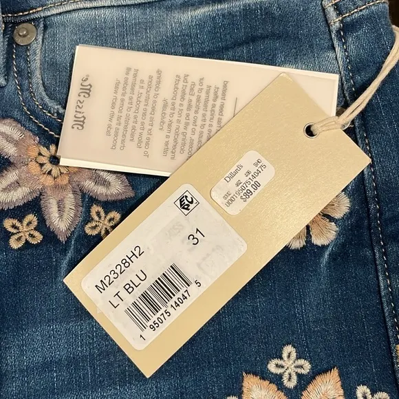 Miss Me Mid Rise Flower Embroidered Denim Shorts Size 31, NWT