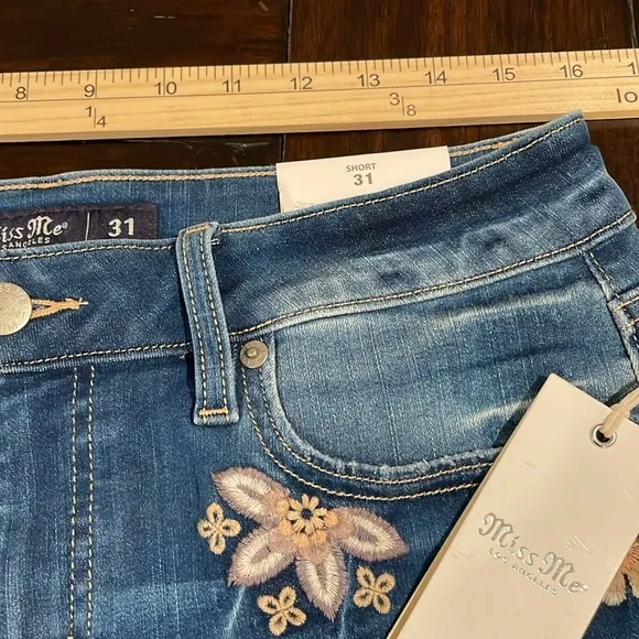 Miss Me Mid Rise Flower Embroidered Denim Shorts Size 31, NWT