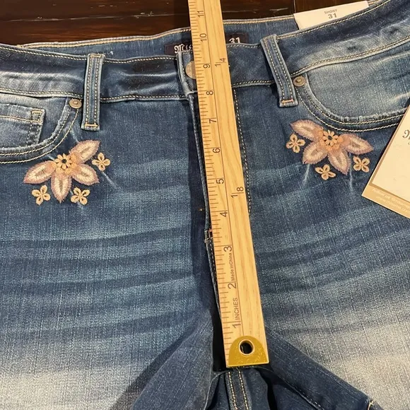 Miss Me Mid Rise Flower Embroidered Denim Shorts Size 31, NWT