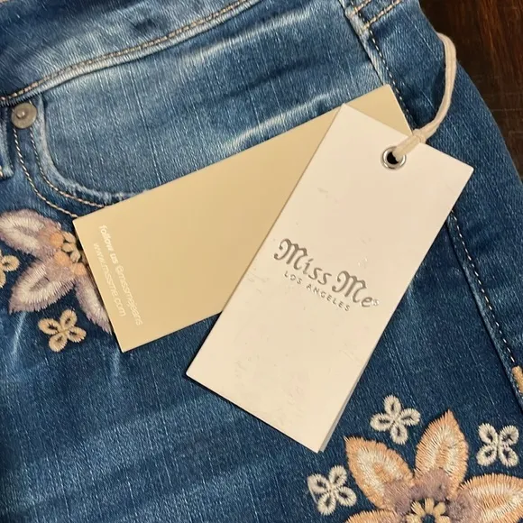 Miss Me Mid Rise Flower Embroidered Denim Shorts Size 31, NWT
