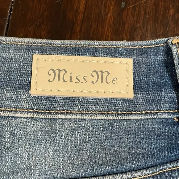 Miss Me Mid Rise Flower Embroidered Denim Shorts Size 31, NWT