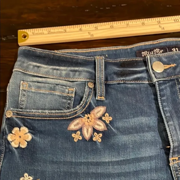 Miss Me Mid Rise Flower Embroidered Denim Shorts Size 31, NWT