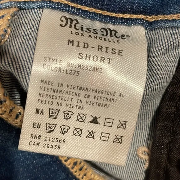 Miss Me Mid Rise Flower Embroidered Denim Shorts Size 31, NWT