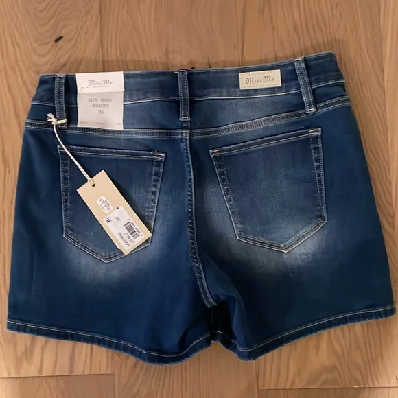 Miss Me Mid Rise Flower Embroidered Denim Shorts Size 31, NWT