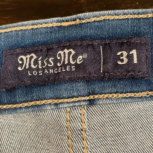 Miss Me Mid Rise Flower Embroidered Denim Shorts Size 31, NWT