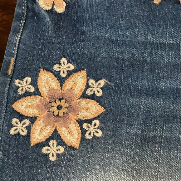 Miss Me Mid Rise Flower Embroidered Denim Shorts Size 31, NWT