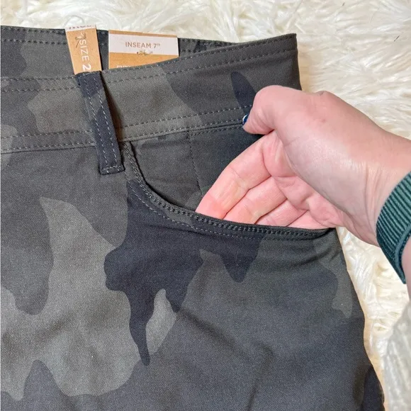 NWT Prana Women's Halle Short Plus II Camouflage 7” Shorts - 20W Charcoal Camo