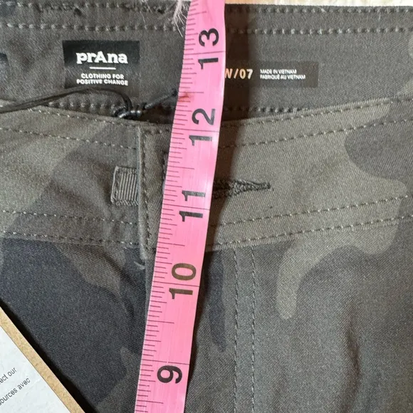 NWT Prana Women's Halle Short Plus II Camouflage 7” Shorts - 20W Charcoal Camo