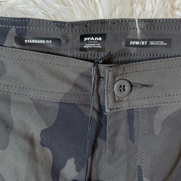 NWT Prana Women's Halle Short Plus II Camouflage 7” Shorts - 20W Charcoal Camo