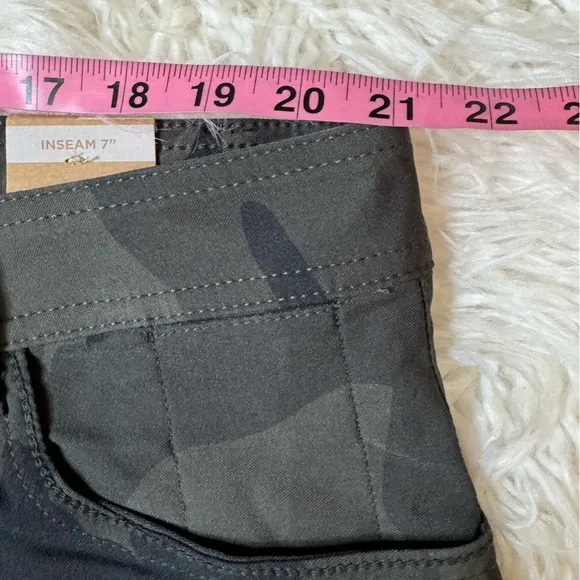 NWT Prana Women's Halle Short Plus II Camouflage 7” Shorts - 20W Charcoal Camo