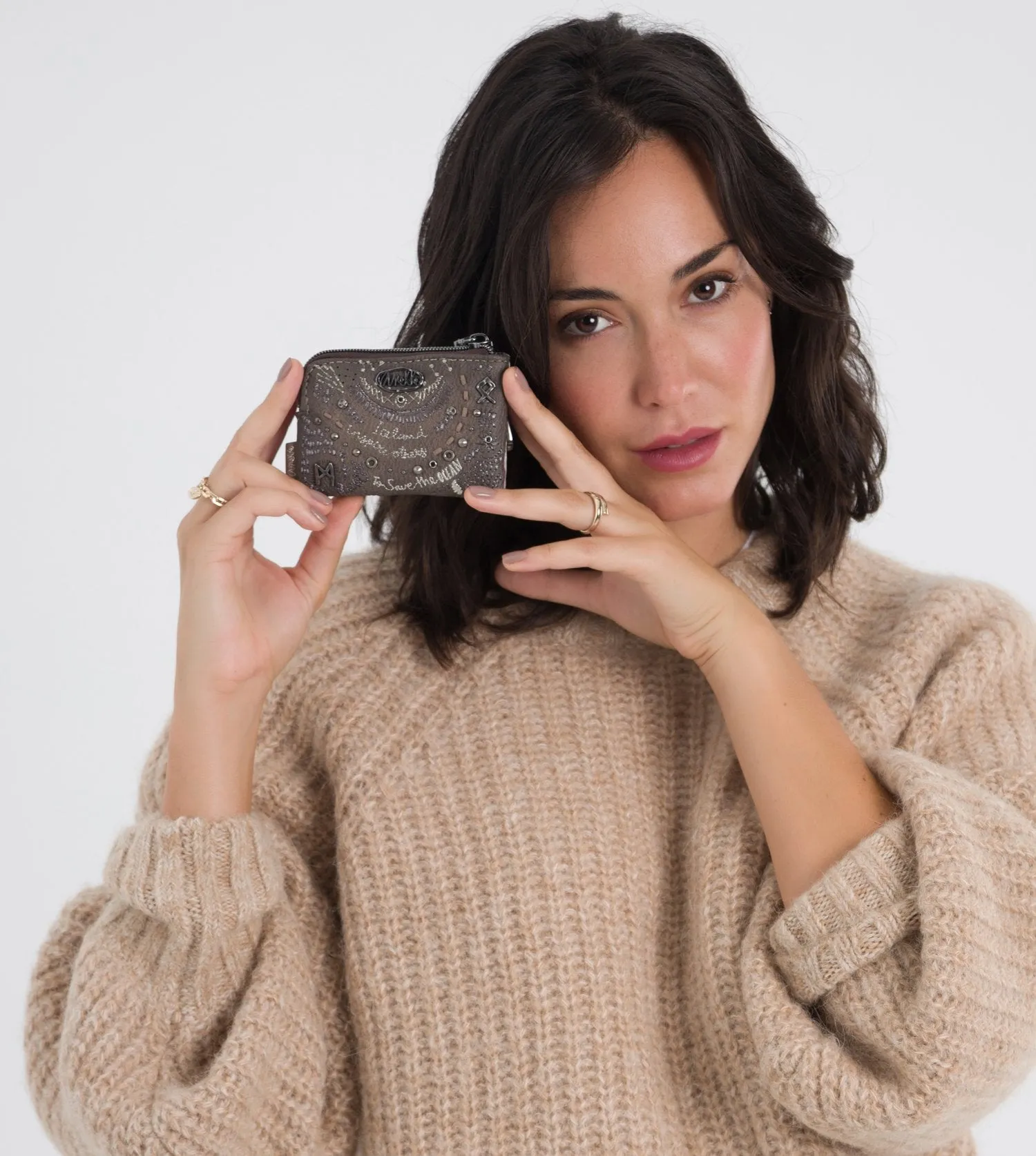 Rune purse with a zip closure
