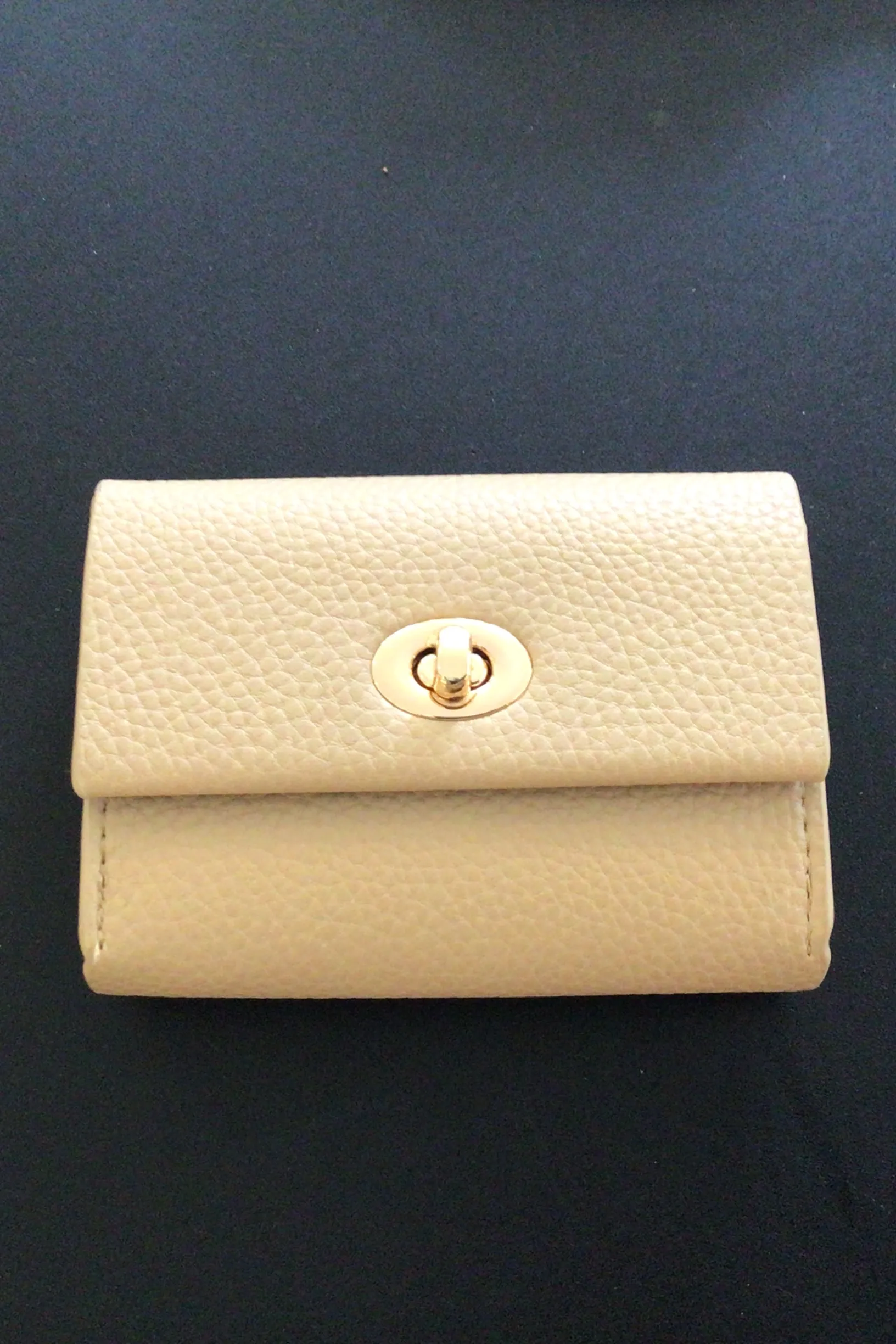 Twist lock wallet