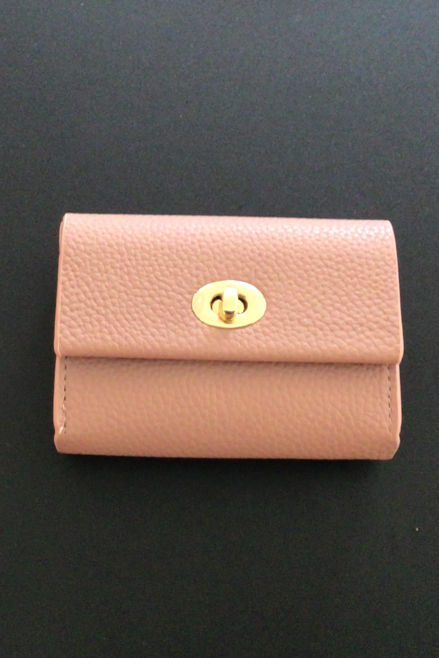 Twist lock wallet