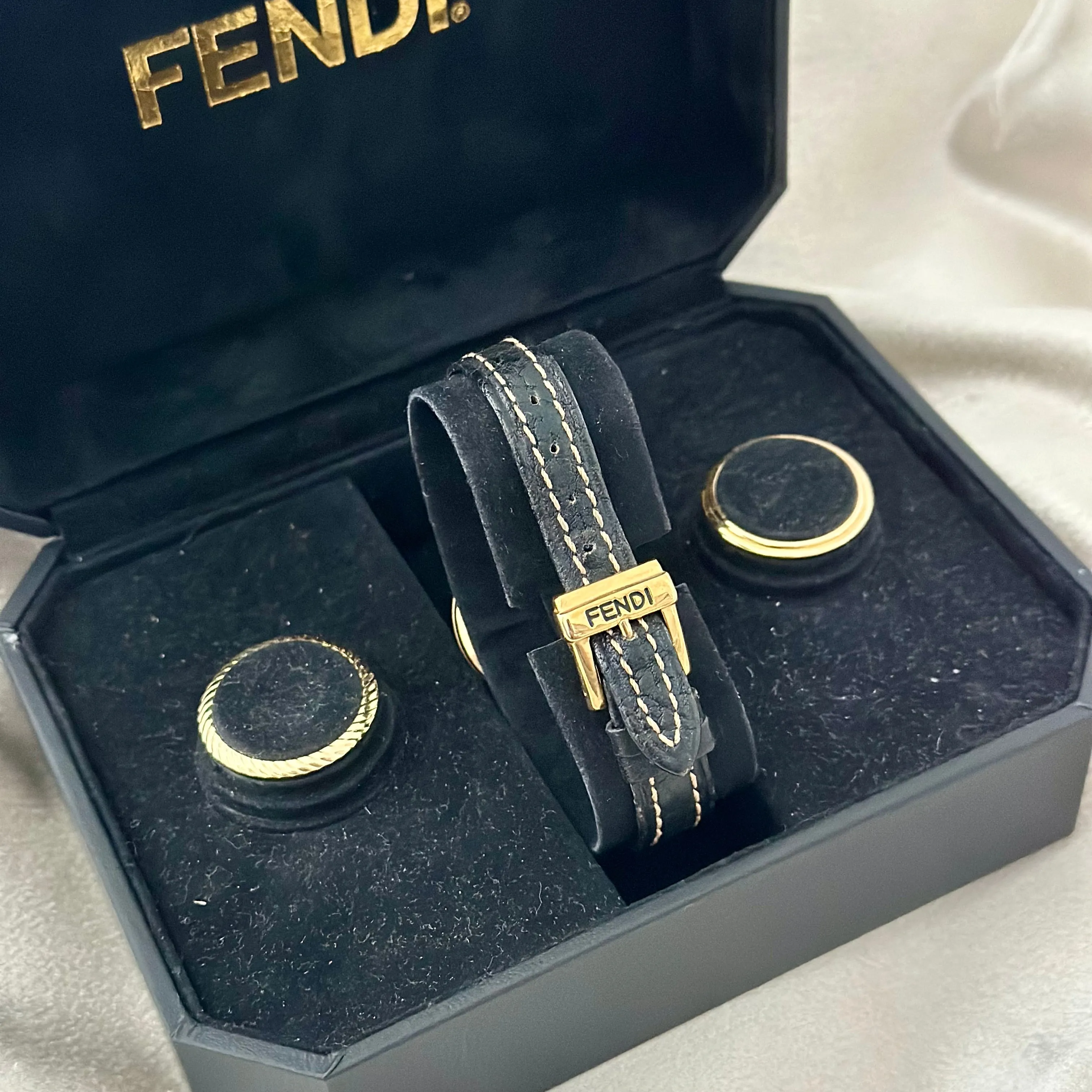VINTAGE FENDI LEATHER WATCH
