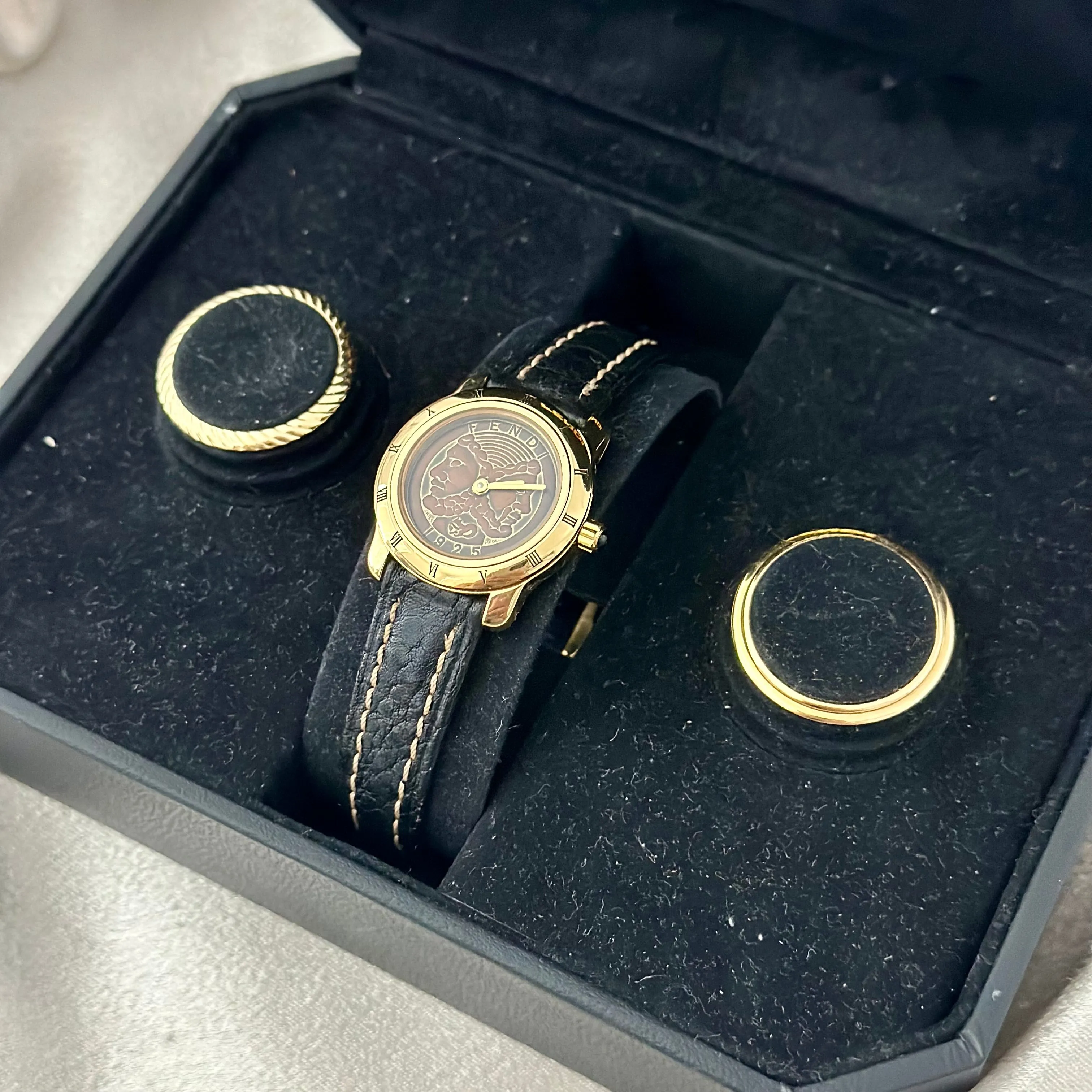 VINTAGE FENDI LEATHER WATCH