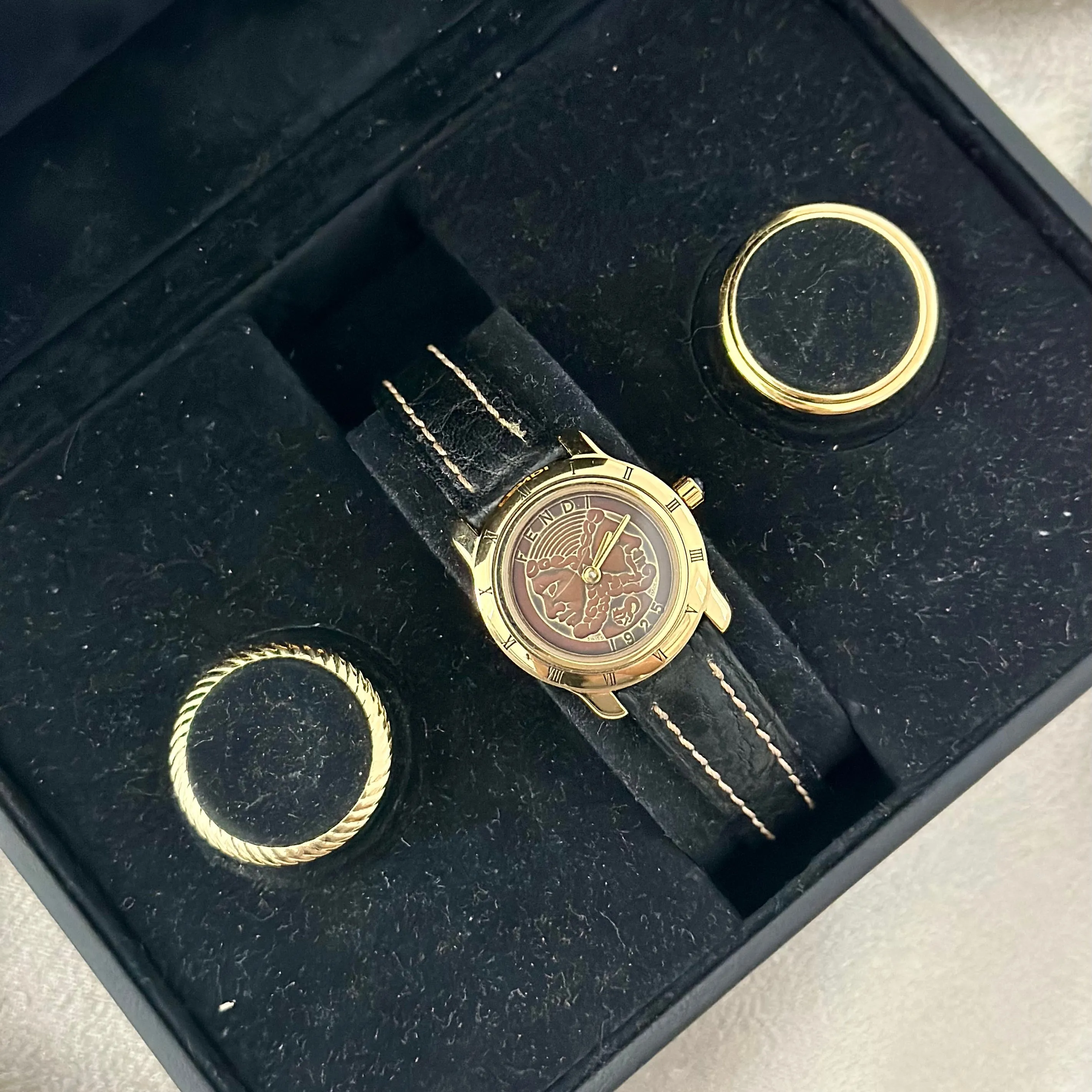 VINTAGE FENDI LEATHER WATCH