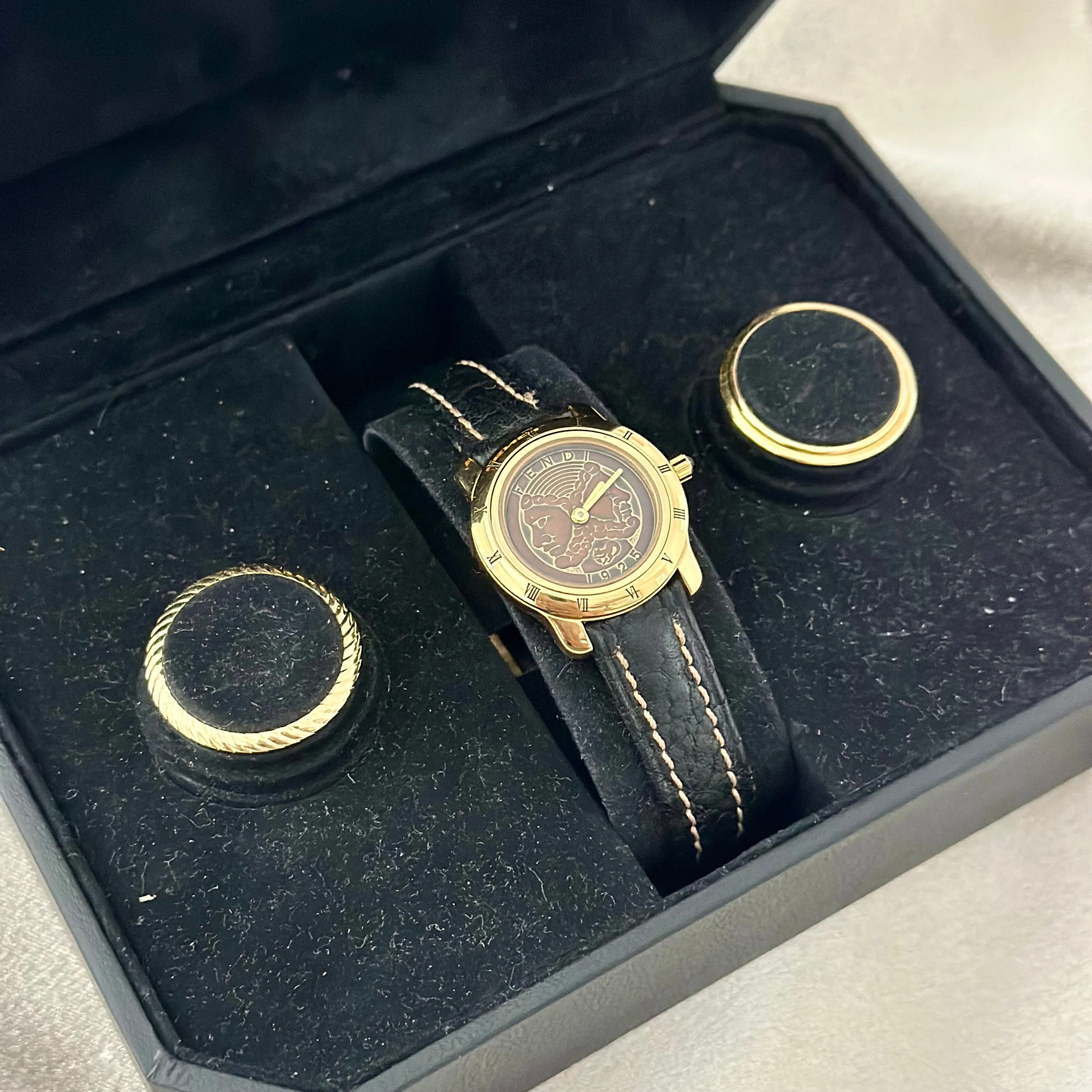 VINTAGE FENDI LEATHER WATCH