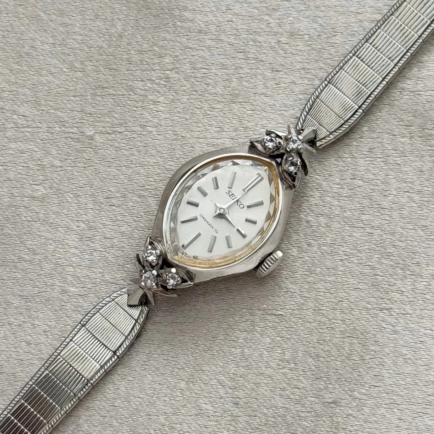 VINTAGE SEIKO DIAMOND SILVER DAINTY WATCH