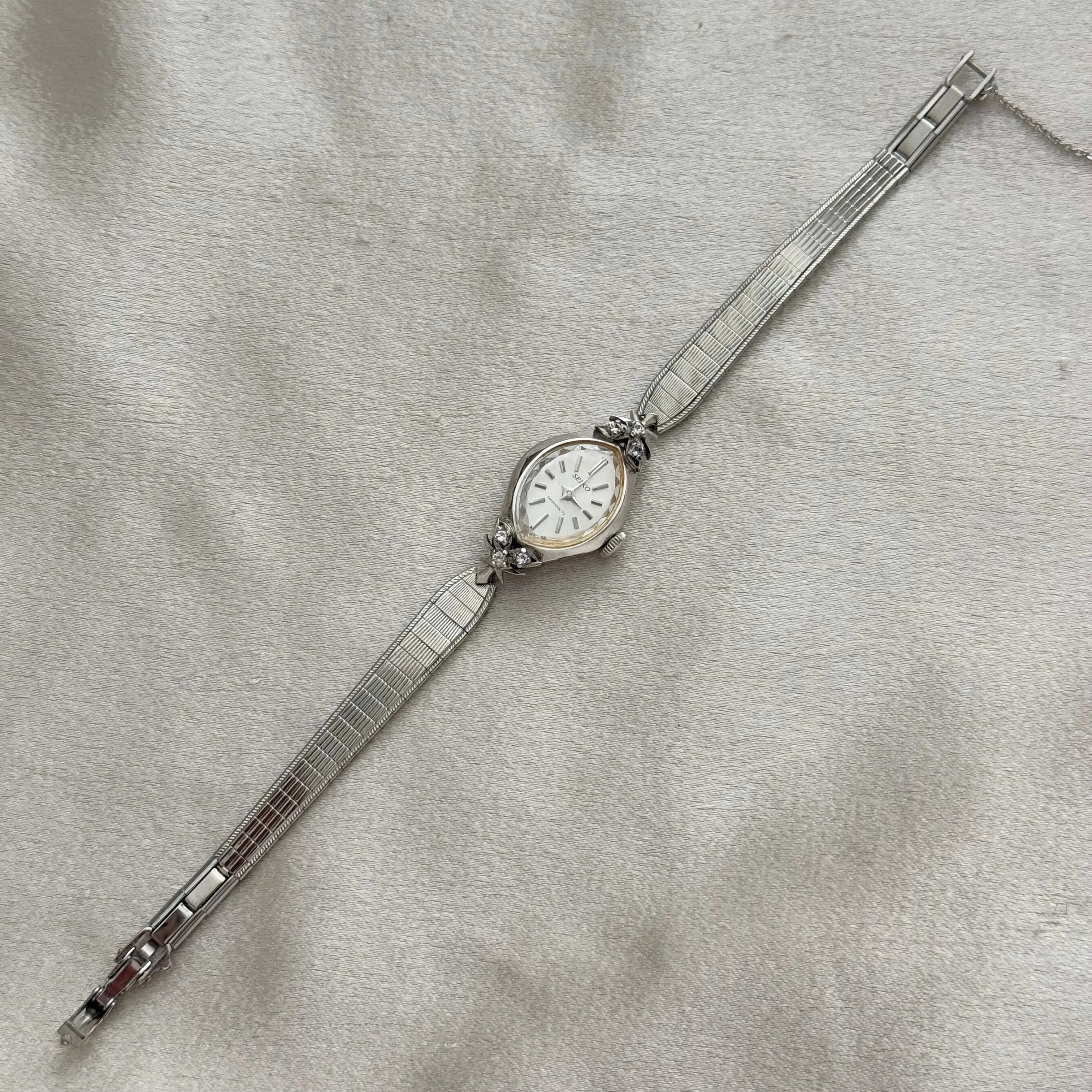 VINTAGE SEIKO DIAMOND SILVER DAINTY WATCH