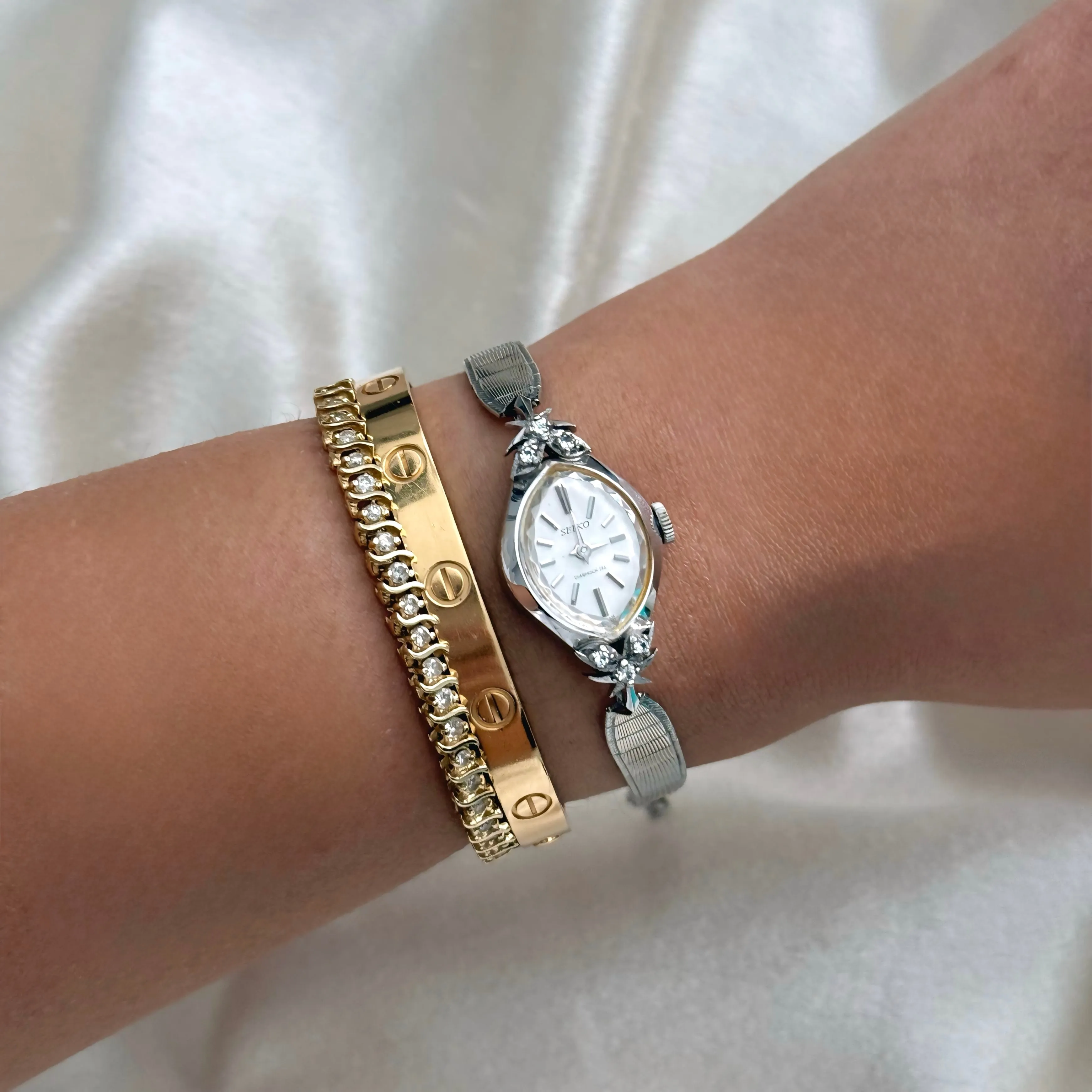VINTAGE SEIKO DIAMOND SILVER DAINTY WATCH