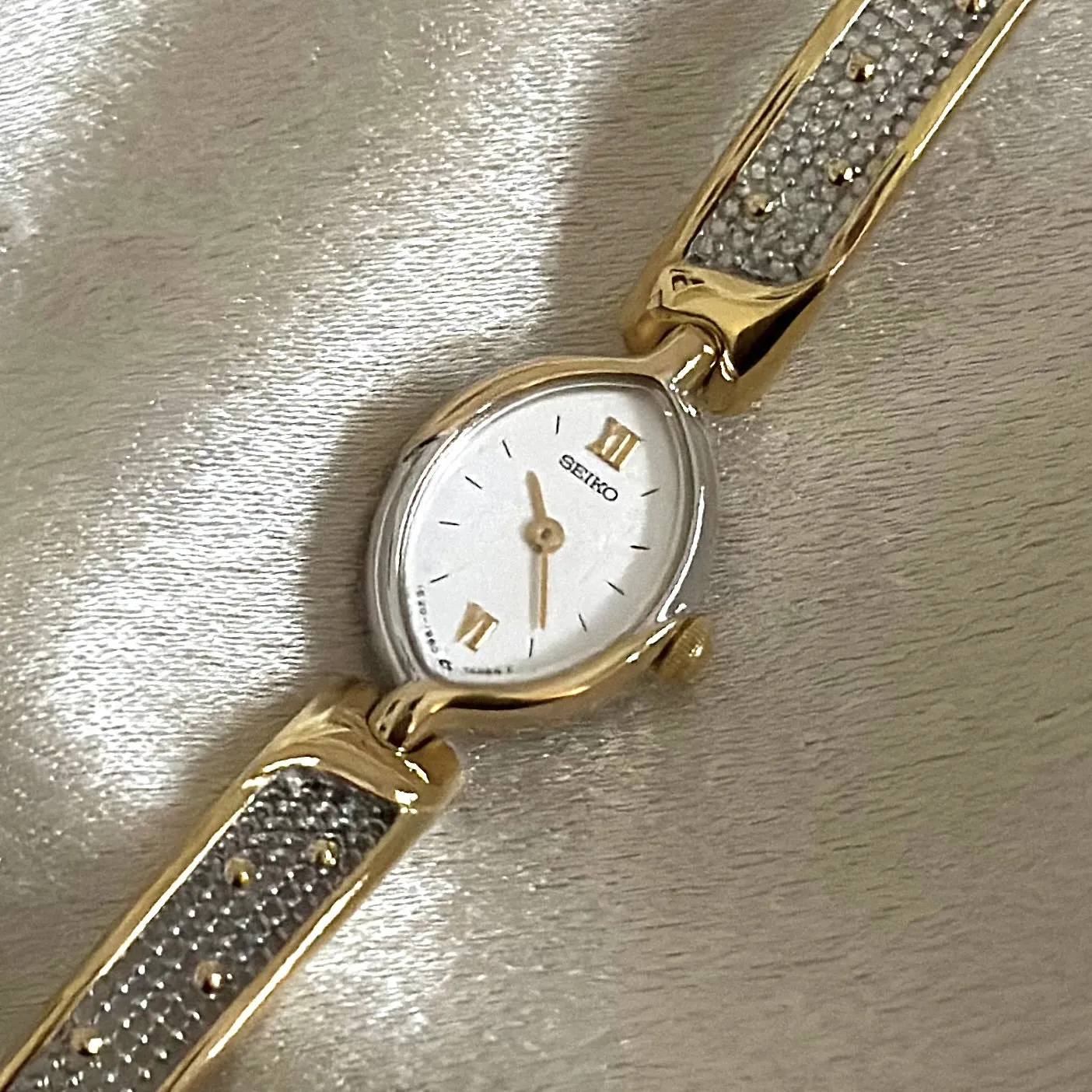VINTAGE SEIKO DIAMOND TWO-TONED DAINTY WATCH