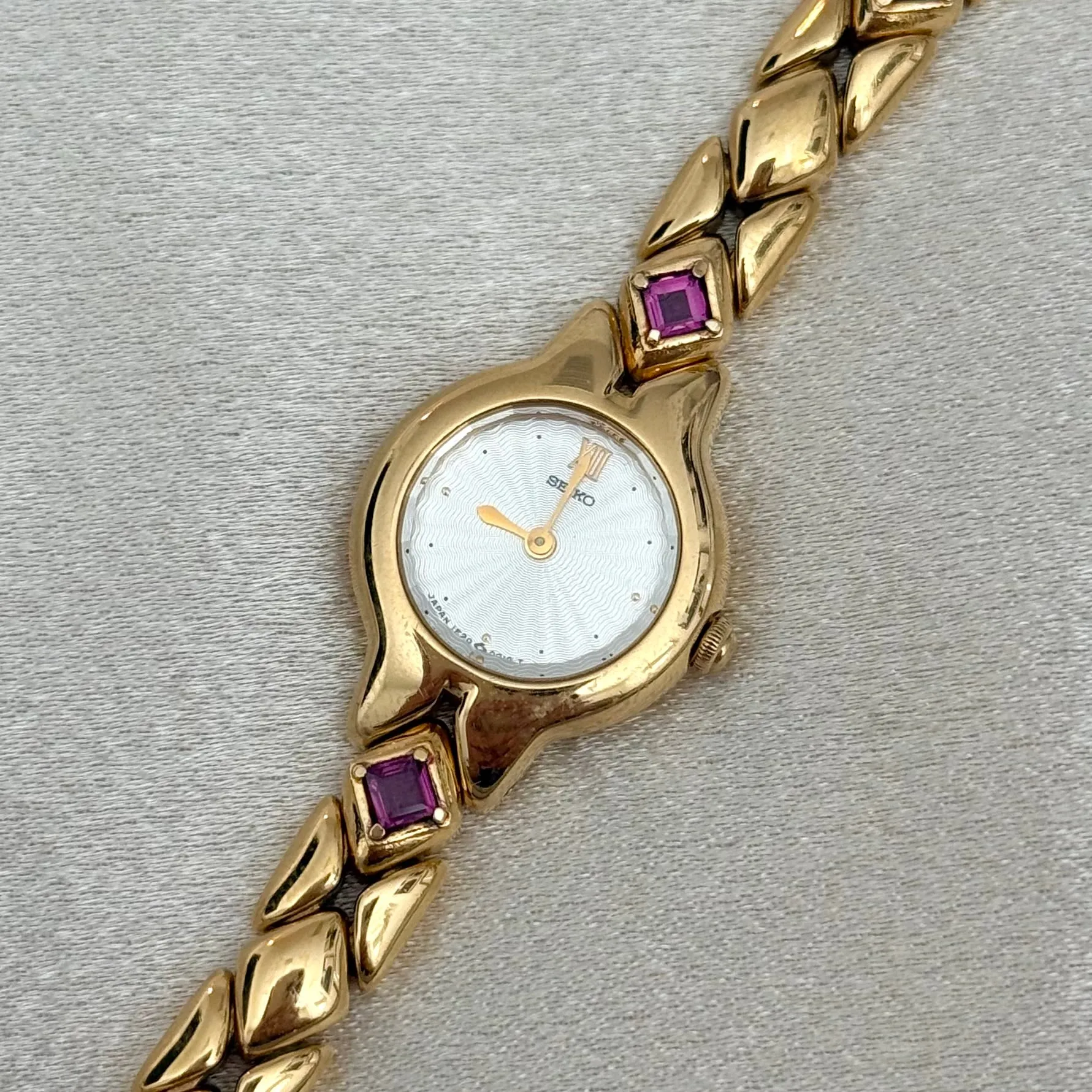 VINTAGE SEIKO GARNET DAINTY WATCH