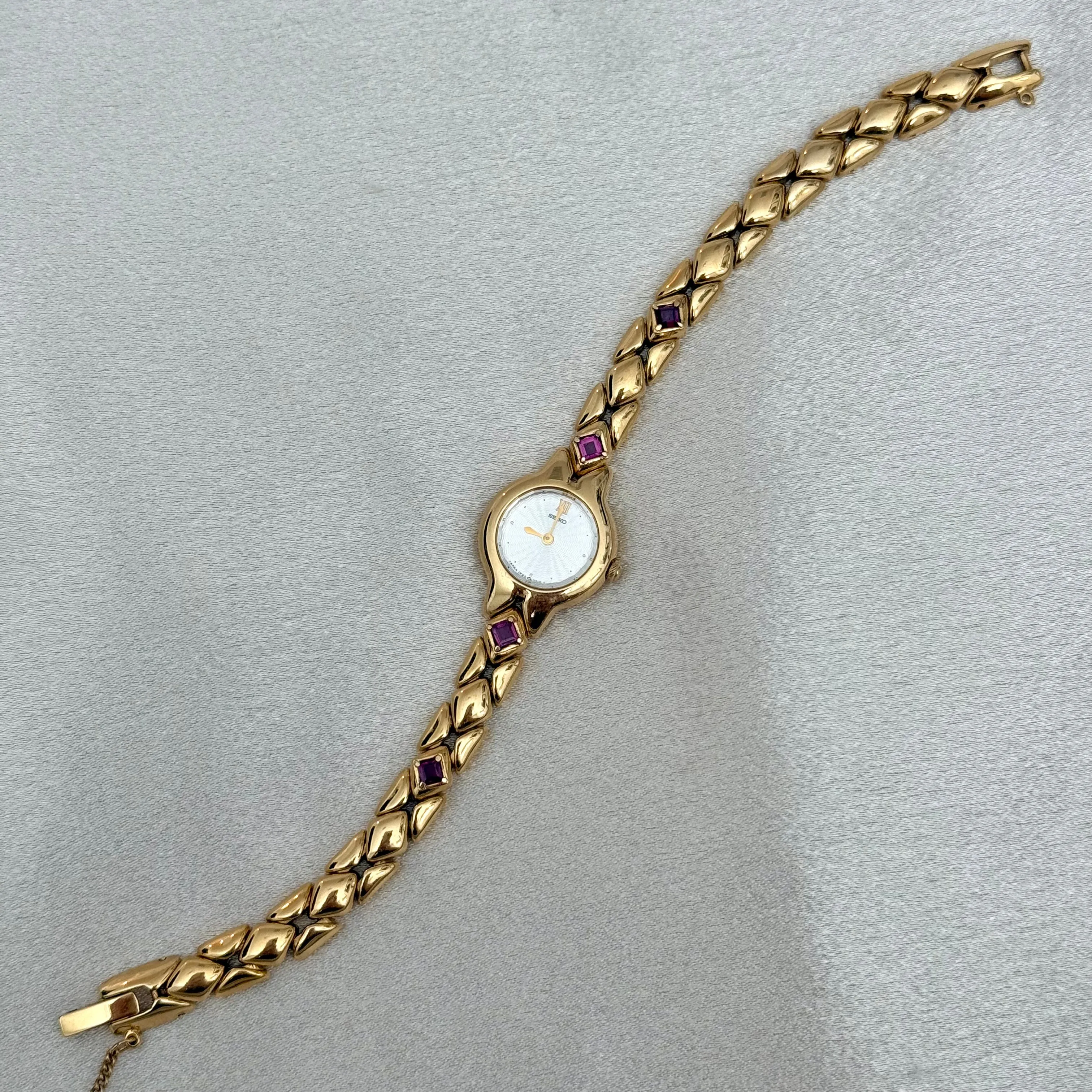 VINTAGE SEIKO GARNET DAINTY WATCH