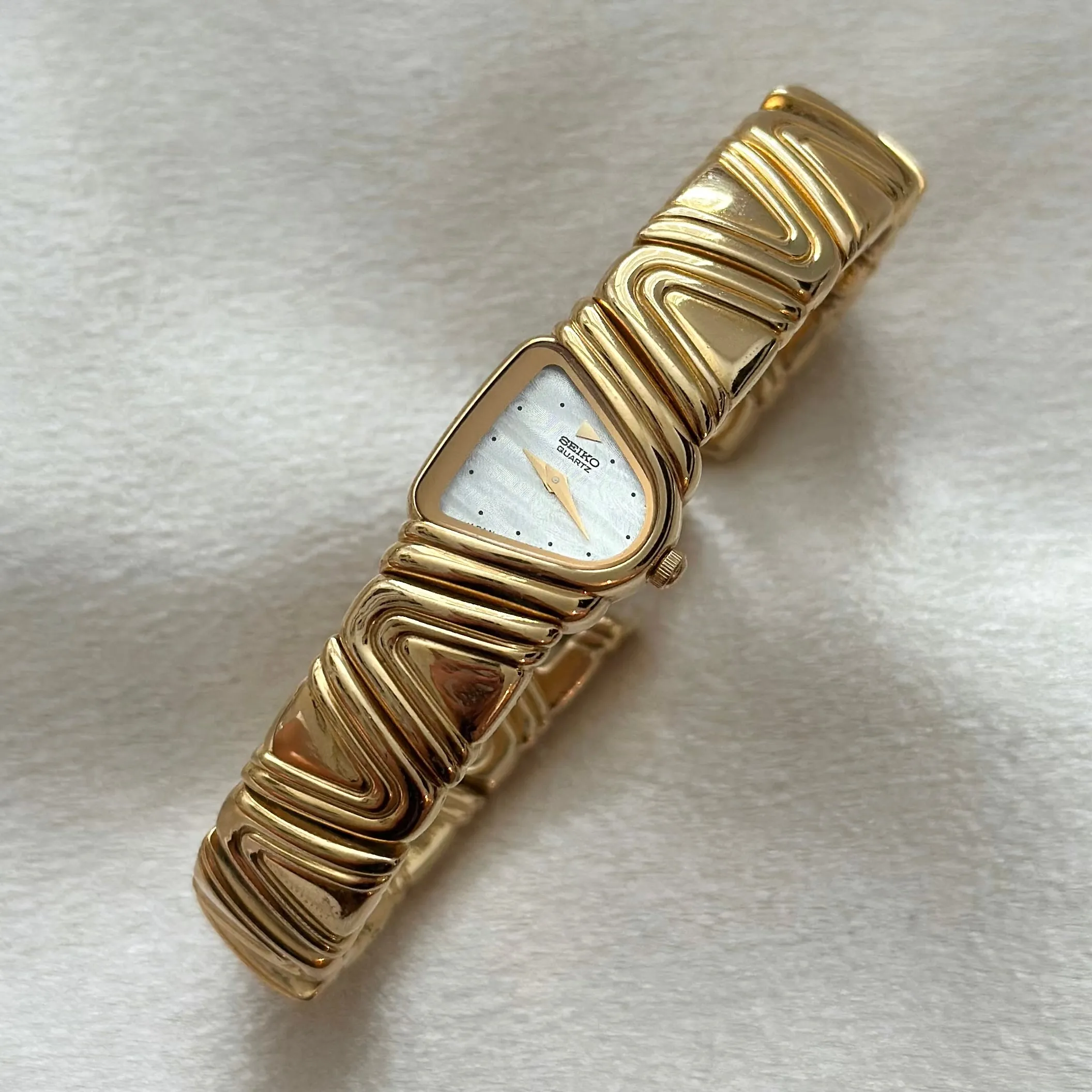 VINTAGE SEIKO MOTHER-OF-PEARL WATCH