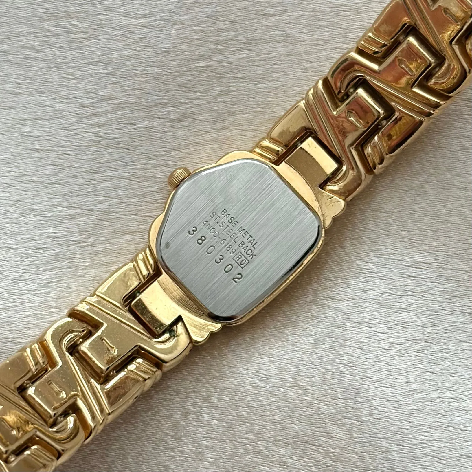 VINTAGE SEIKO MOTHER-OF-PEARL WATCH
