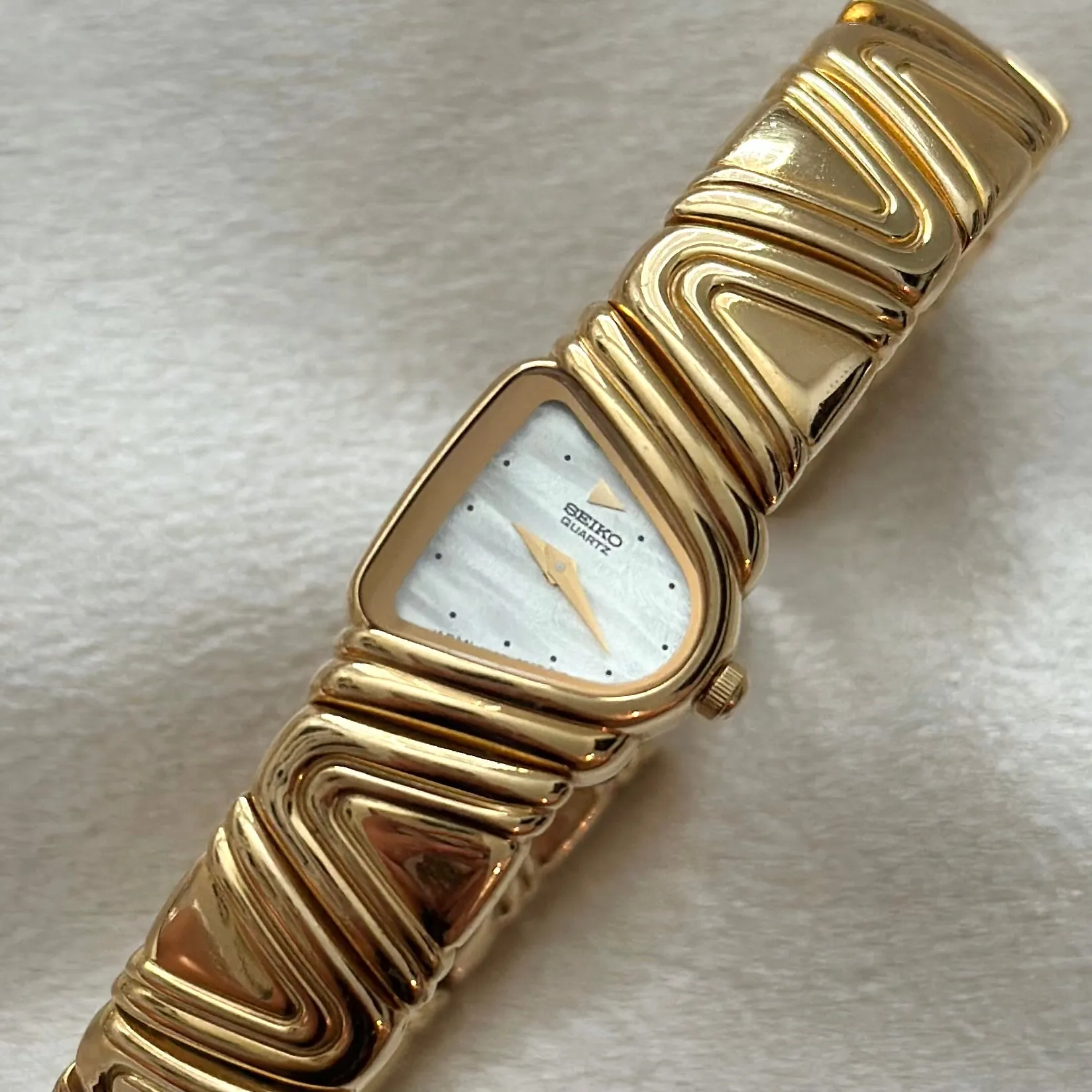VINTAGE SEIKO MOTHER-OF-PEARL WATCH