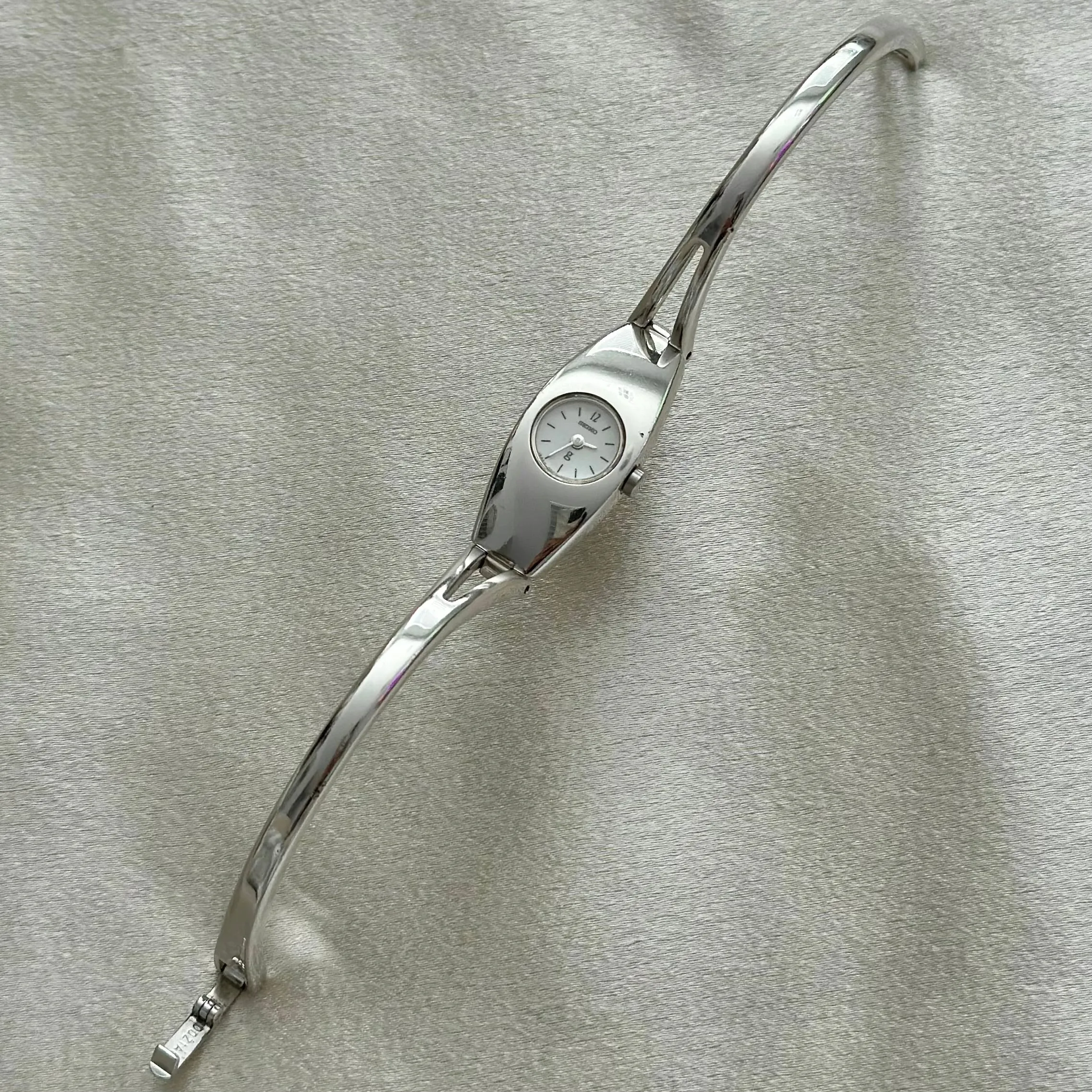 VINTAGE SEIKO SILVER DAINTY WATCH